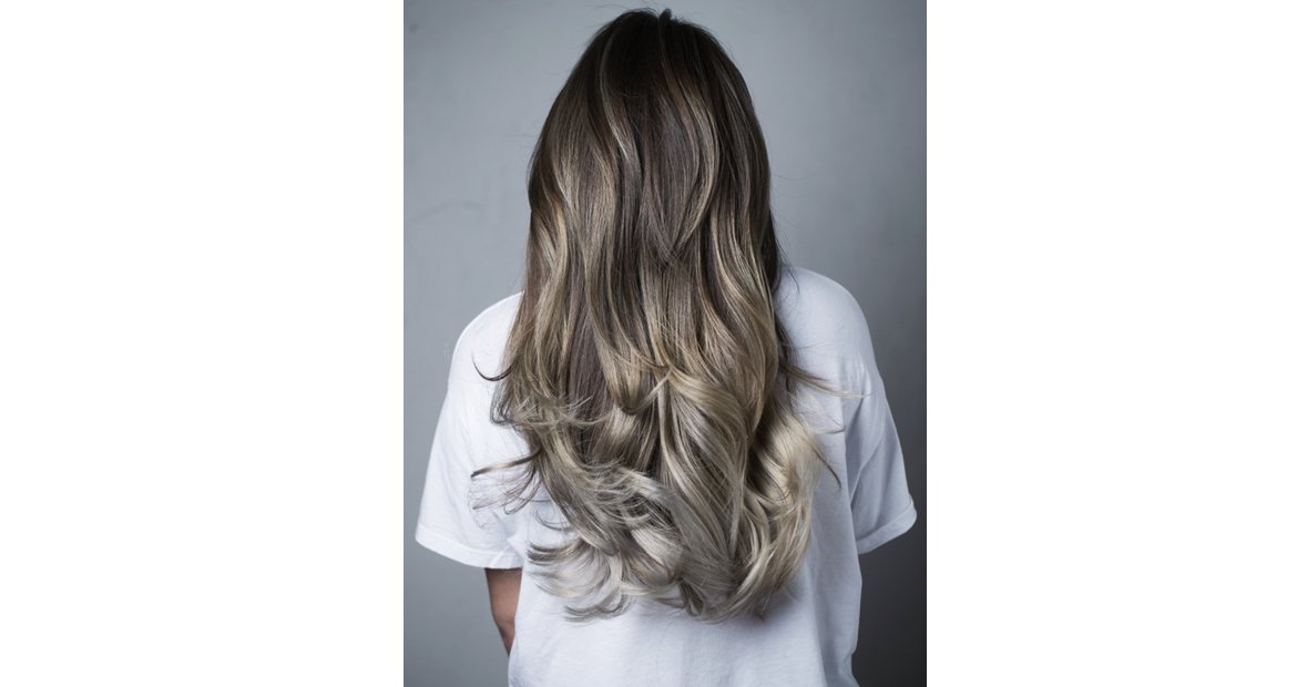 Cabelo castanho acinzentado